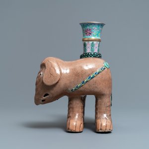 Een grote Chinese famille rose kandelaar in de vorm van een olifant, Jiaqing — foto 3