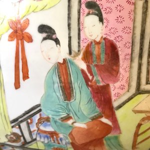 Een grote Chinese famille rose kom met figuren in een tuin, Yongzheng — foto 11