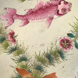 Een grote Chinese famille rose kom met figuren in een tuin, Yongzheng — foto 19