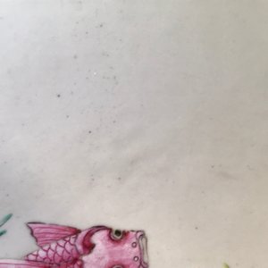Een grote Chinese famille rose kom met figuren in een tuin, Yongzheng — foto 21