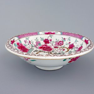 Een grote Chinese famille rose kom met herten in een landschap, Yongzheng, 1723-1735 — foto 2