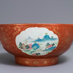 Een grote Chinese famille rose kom met landschapspanelen en koraalrode fondkleur, Jiaqing — foto 1
