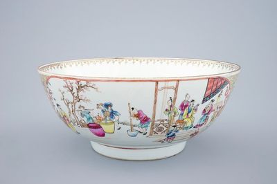 Een grote Chinese famille rose kom met mandarijns decor, Qianlong, 18e eeuw