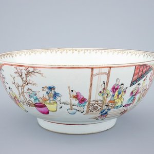 Een grote Chinese famille rose kom met mandarijns decor, Qianlong, 18e eeuw — foto 1