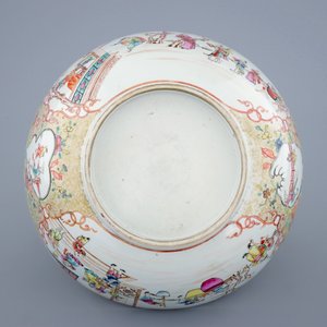 Een grote Chinese famille rose kom met mandarijns decor, Qianlong, 18e eeuw — foto 7