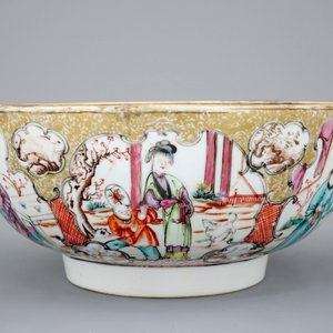 Een grote Chinese famille rose kom met mandarijns decor, Qianlong — foto 4
