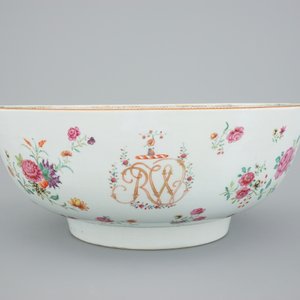 Een grote Chinese famille rose kom met monogram en decor op de onderzijde, Qianlong, 18e eeuw — foto 7