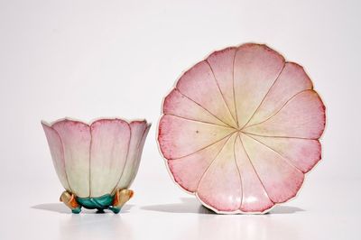 Een grote Chinese famille rose kop en schotel in lotusvorm, Yongzheng