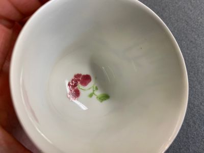 Een grote Chinese famille rose kop en schotel, Yongzheng — foto 9