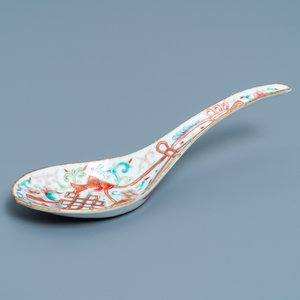 Een grote Chinese famille rose lepel met reliëfdecor, Daoguang merk en periode — foto 1