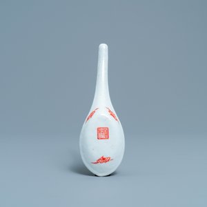 Een grote Chinese famille rose lepel met reliëfdecor, Daoguang merk en periode — foto 3
