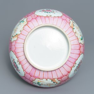 Een grote Chinese famille rose 'lotus' kom met mandarijns decor, Qianlong — foto 7