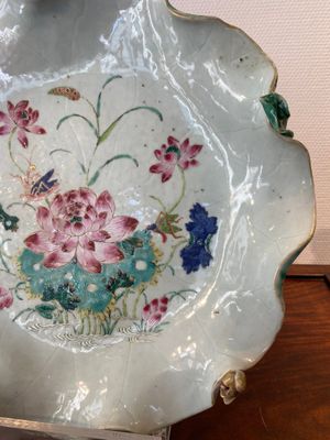 Een grote Chinese famille rose 'lotus' schotel met reliëfdecor, Yongzheng/Qianlong — foto 2