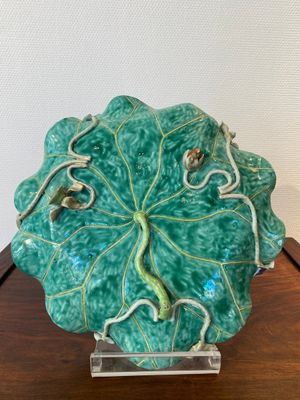 Een grote Chinese famille rose 'lotus' schotel met reliëfdecor, Yongzheng/Qianlong — foto 5
