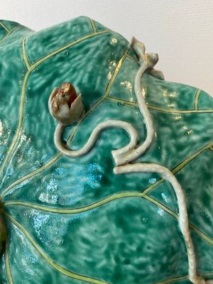 Een grote Chinese famille rose 'lotus' schotel met reliëfdecor, Yongzheng/Qianlong — foto 6