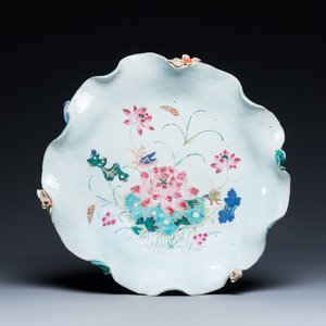 Een grote Chinese famille rose 'lotus' schotel met reliëfdecor, Yongzheng/Qianlong — foto 1