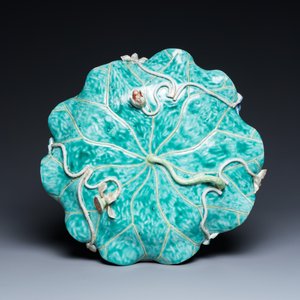 Een grote Chinese famille rose 'lotus' schotel met reliëfdecor, Yongzheng/Qianlong — foto 2