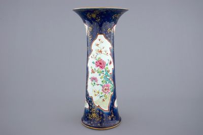 Een grote Chinese famille rose op bleu poudré fond vaas, Qianlong, 18e eeuw