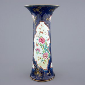 Een grote Chinese famille rose op bleu poudré fond vaas, Qianlong, 18e eeuw — foto 1