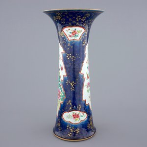 Een grote Chinese famille rose op bleu poudré fond vaas, Qianlong, 18e eeuw — foto 2