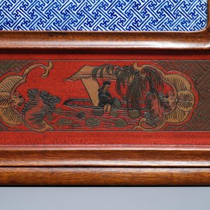 Een grote Chinese famille rose plaquette in een gelakt houten kader, 19e eeuw — foto 5