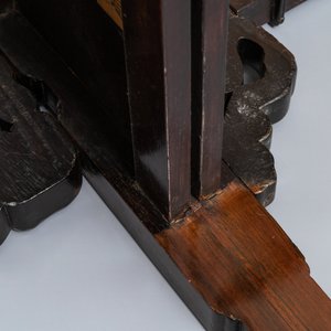 Een grote Chinese famille rose plaquette in een houten tafel, Republiek, 20e eeuw — foto 14