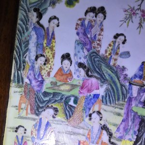 Een grote Chinese famille rose plaquette in een houten tafel, Republiek, 20e eeuw — foto 20