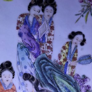 Een grote Chinese famille rose plaquette in een houten tafel, Republiek, 20e eeuw — foto 27