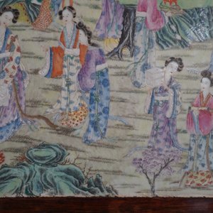 Een grote Chinese famille rose plaquette in een houten tafel, Republiek, 20e eeuw — foto 40