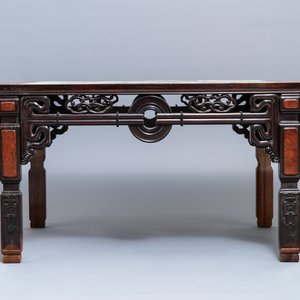 Een grote Chinese famille rose plaquette in een houten tafel, Republiek, 20e eeuw — foto 4