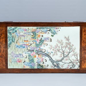Een grote Chinese famille rose plaquette in een houten tafel, Republiek, 20e eeuw — foto 8