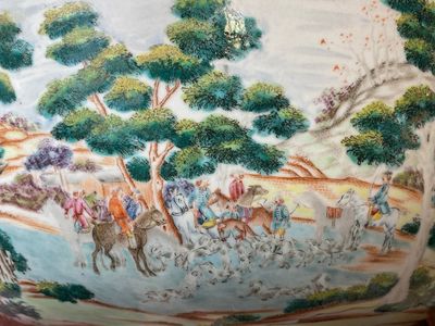 Een grote Chinese famille rose punchkom met decor van de vossenjacht, Qianlong — foto 12