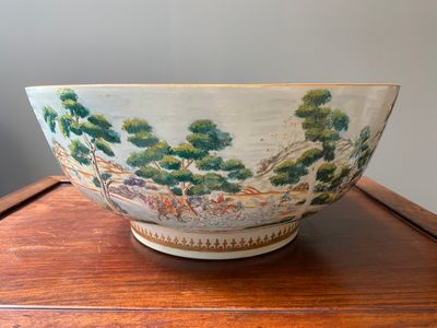 Een grote Chinese famille rose punchkom met decor van de vossenjacht, Qianlong — foto 3