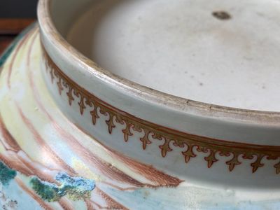 Een grote Chinese famille rose punchkom met decor van de vossenjacht, Qianlong — foto 9