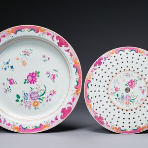 Een grote Chinese famille rose schotel en vergiet met floraal decor, Qianlong — foto 3
