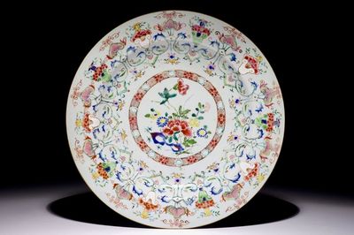 Een grote Chinese famille rose schotel met centraal bloemenmedaillon, Yongzheng/Qianlong