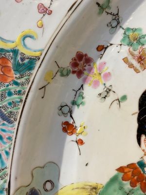 Een grote Chinese famille rose schotel met dames en pauwen, Yongzheng — foto 8