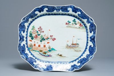 Een grote Chinese famille rose schotel met decor van Fort Folly, Qianlong