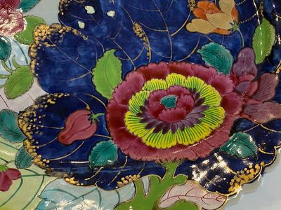 Een grote Chinese famille rose schotel met decor van tabaksbladeren, Qianlong — foto 2