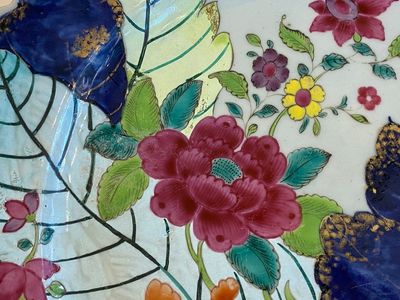Een grote Chinese famille rose schotel met decor van tabaksbladeren, Qianlong — foto 3