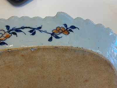 Een grote Chinese famille rose schotel met decor van tabaksbladeren, Qianlong — foto 8
