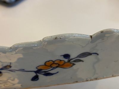 Een grote Chinese famille rose schotel met decor van tabaksbladeren, Qianlong — foto 10