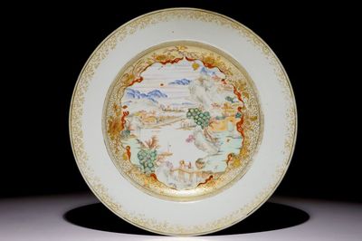 Een grote Chinese famille rose schotel met een fijn landschap, Yongzheng/Qianlong