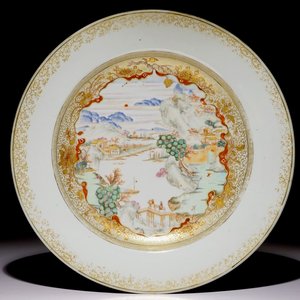Een grote Chinese famille rose schotel met een fijn landschap, Yongzheng/Qianlong — foto 1