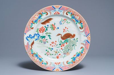 Een grote Chinese famille rose schotel met een gans, Qianlong