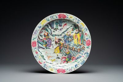Een grote Chinese famille rose schotel met een hertenjacht, Yongzheng