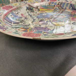 Een grote Chinese famille rose schotel met een hertenjacht, Yongzheng — foto 11