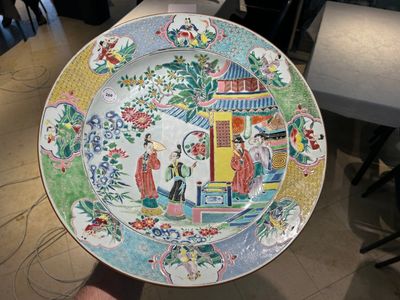 Een grote Chinese famille rose schotel met een tempelscène en acht onsterfelijken op de rand, Yongzheng — foto 1