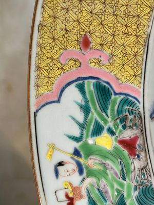 Een grote Chinese famille rose schotel met een tempelscène en acht onsterfelijken op de rand, Yongzheng — foto 14