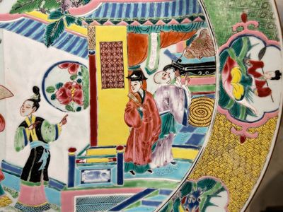 Een grote Chinese famille rose schotel met een tempelscène en acht onsterfelijken op de rand, Yongzheng — foto 3